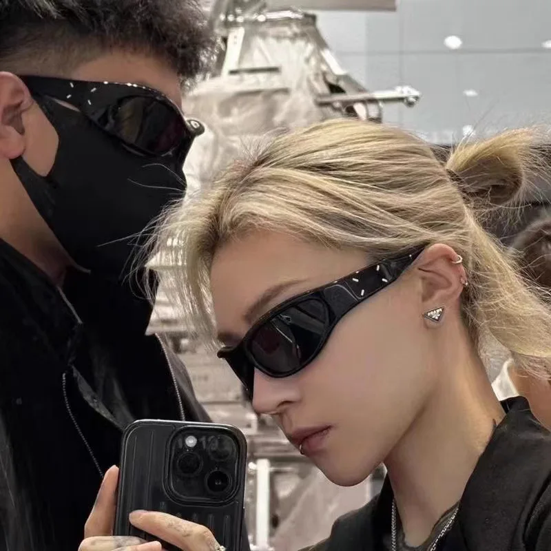Street Fashion Photography - Y2K açık çift güneş gözlüğü UV